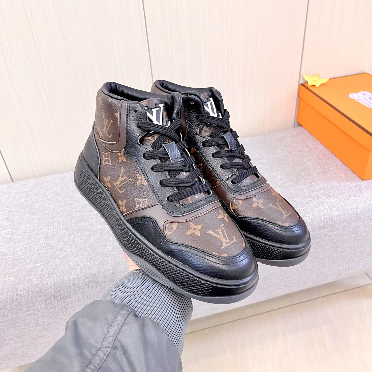 Men's shoes💰 460💰[LV]🔥Louis Vuitton, high-end men's shoes brand, official website 1:1 latest masterpiece: the upper is made of Italian imported first-layer cowhide with a comfortable and breathable lining➕original non-slip and wear-resistant outsole🔥, making walking more convenient and comfortable! An exclusive new model, a stunning work, a beautiful 1:1 replica [color] compared to the official quality! Create a fashionable personality to set off your uniqueness! A must-have for trendy men! Classic🔥Size: 38-44 Color: 🔥 2⃣️colors available🔥